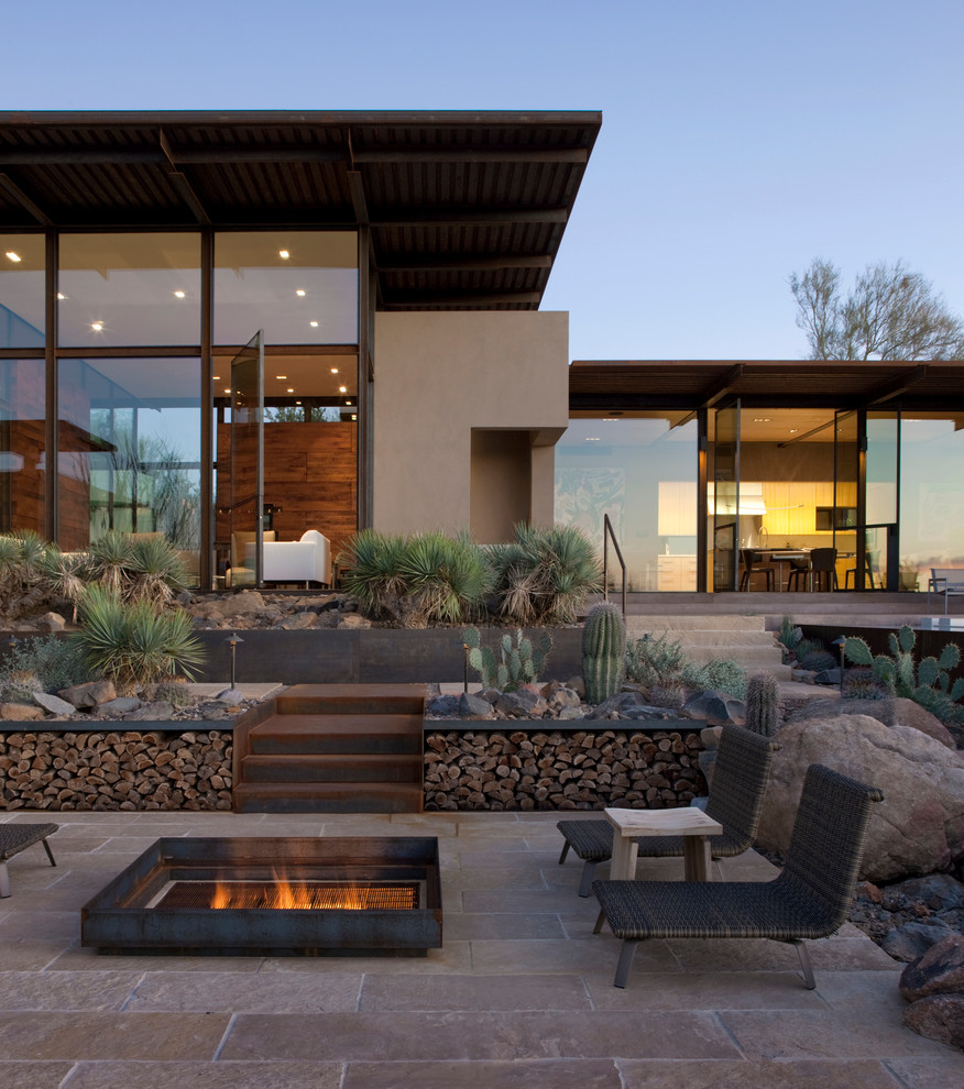 Cette photo montre une terrasse sud-ouest américain avec un foyer extérieur.