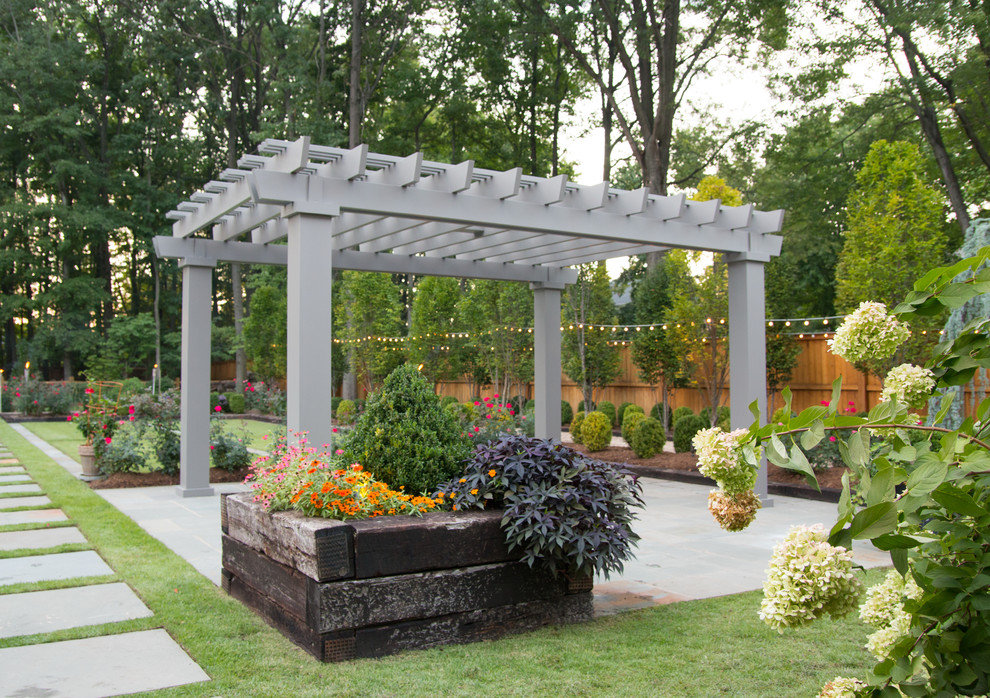 Immagine di un patio o portico minimalista dietro casa con una pergola