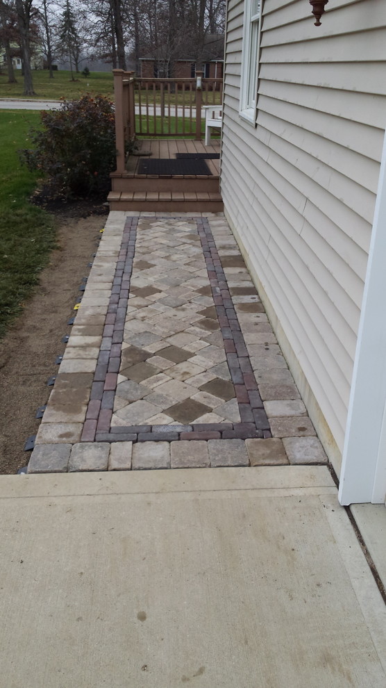 Inspiration for a small classic front patio in Columbus with concrete paving.