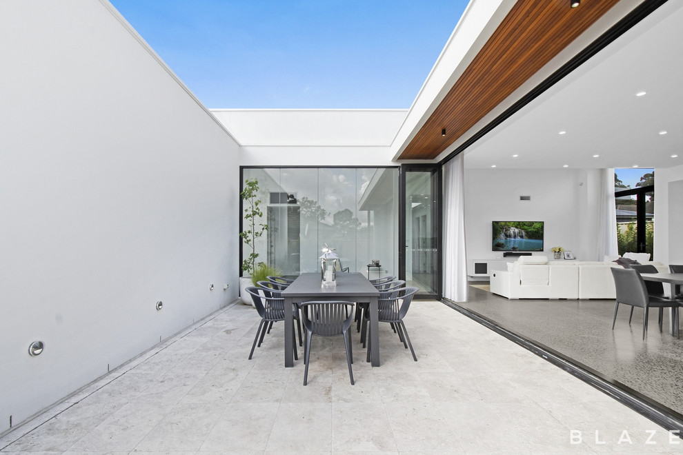 Immagine di un patio o portico minimalista di medie dimensioni e in cortile