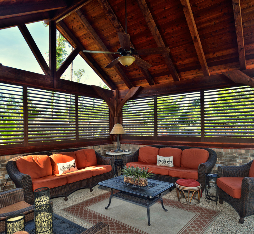 Источник вдохновения для домашнего уюта: огромный двор на заднем дворе в морском стиле с покрытием из бетонных плит и навесом