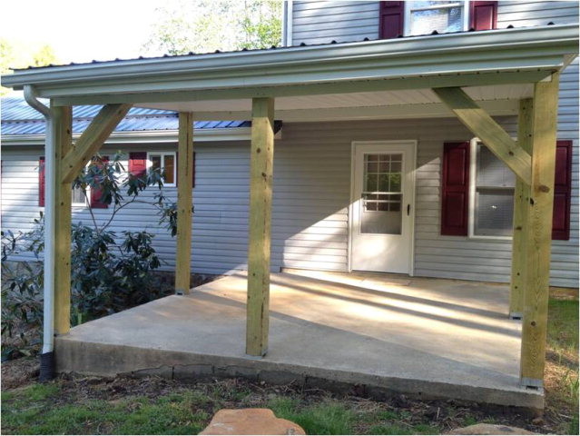 Example of an arts and crafts patio design in Charlotte