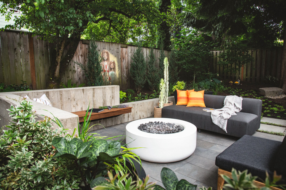 Стильный дизайн: двор на заднем дворе в современном стиле - последний тренд