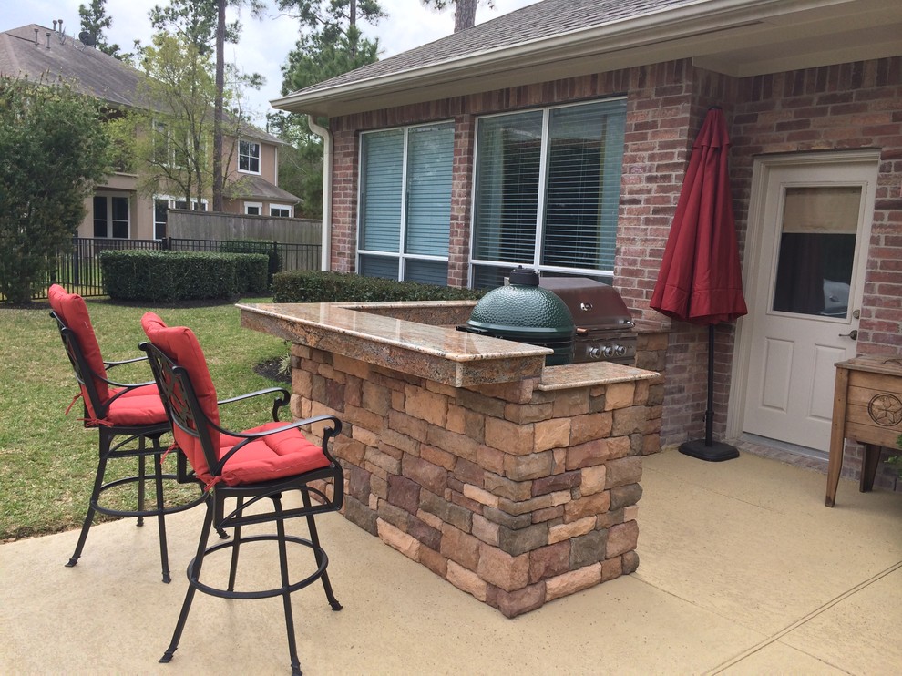 Cette image montre une petite terrasse arrière traditionnelle avec une cuisine d'été et du béton estampé.