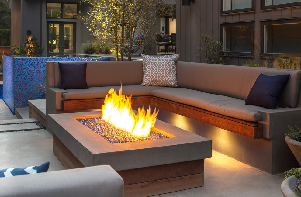 Built-in Concrete & Wood Sofa and Fire Pit - Modern - Patio - Los ...