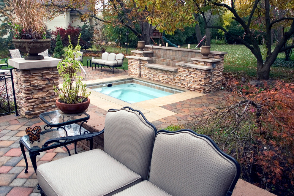Foto de patio ecléctico de tamaño medio en patio trasero con fuente, adoquines de hormigón y pérgola