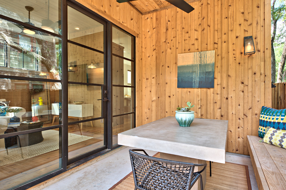 Пример оригинального дизайна: двор в стиле кантри с покрытием из бетонных плит и навесом