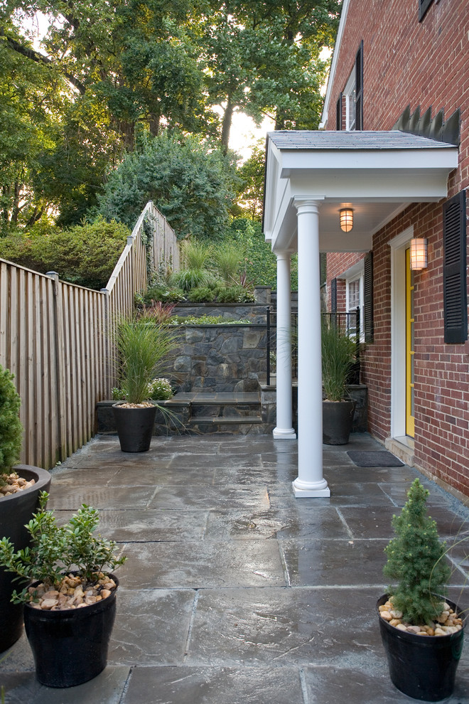 Foto di un patio o portico classico con nessuna copertura e scale