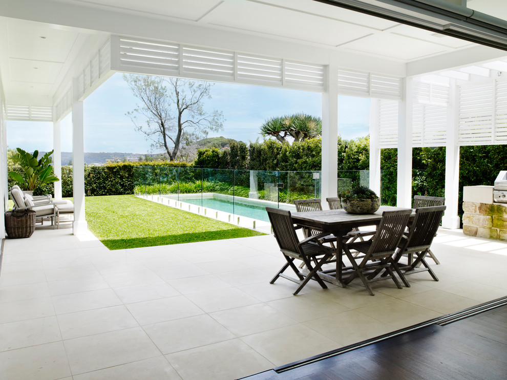 Foto di un patio o portico costiero di medie dimensioni e dietro casa con un tetto a sbalzo