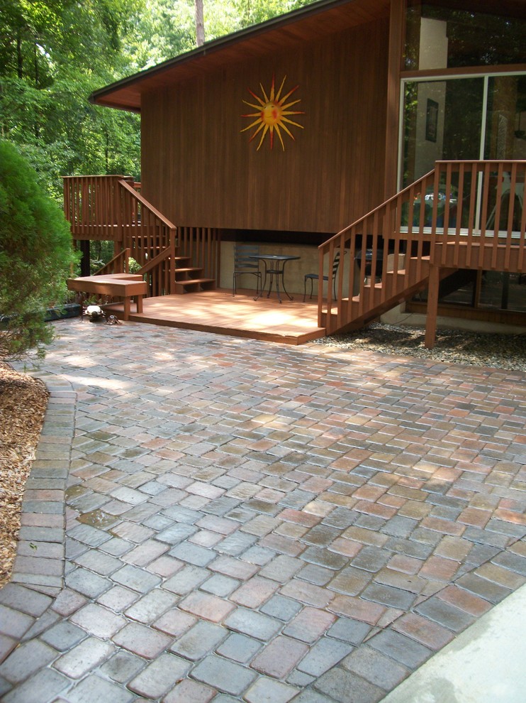 Example of a classic patio design in Raleigh