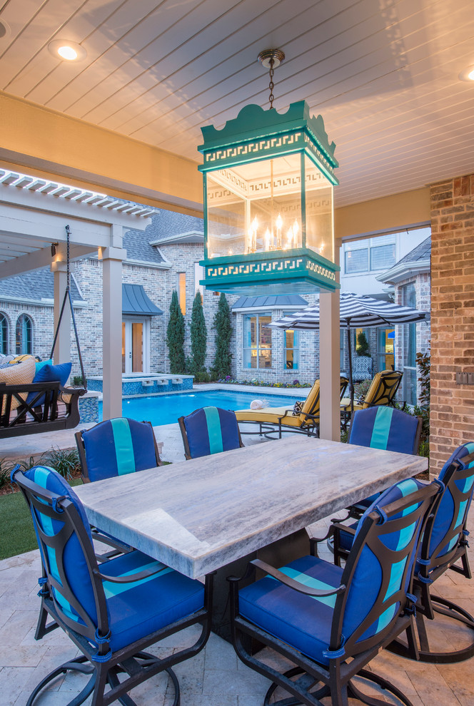 Aménagement d'une terrasse arrière classique de taille moyenne avec une cuisine d'été, des pavés en pierre naturelle et une extension de toiture.