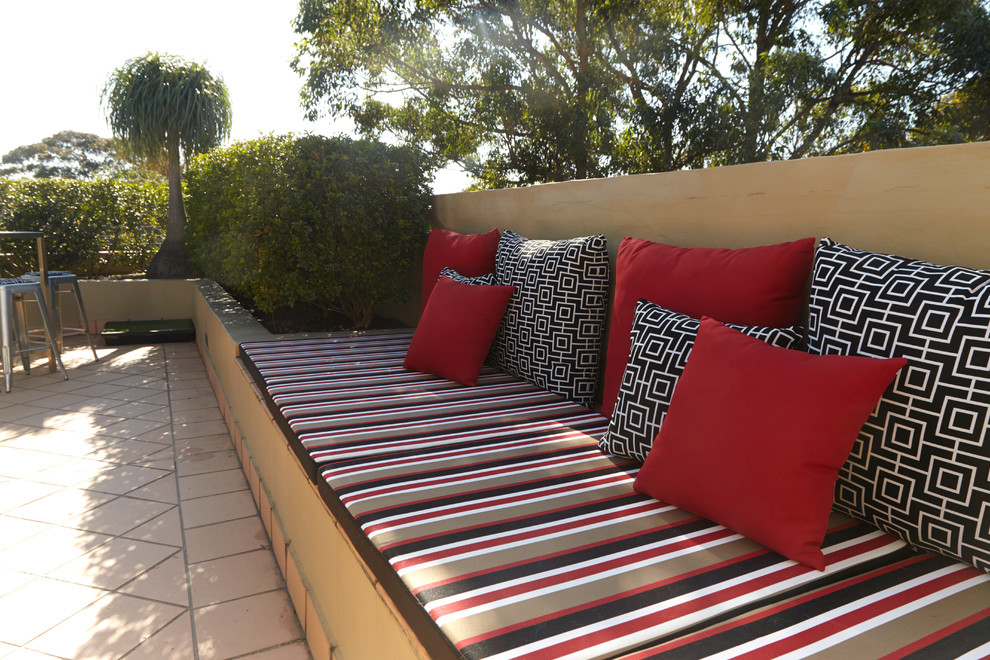 Cette image montre une terrasse arrière minimaliste de taille moyenne avec du carrelage et aucune couverture.