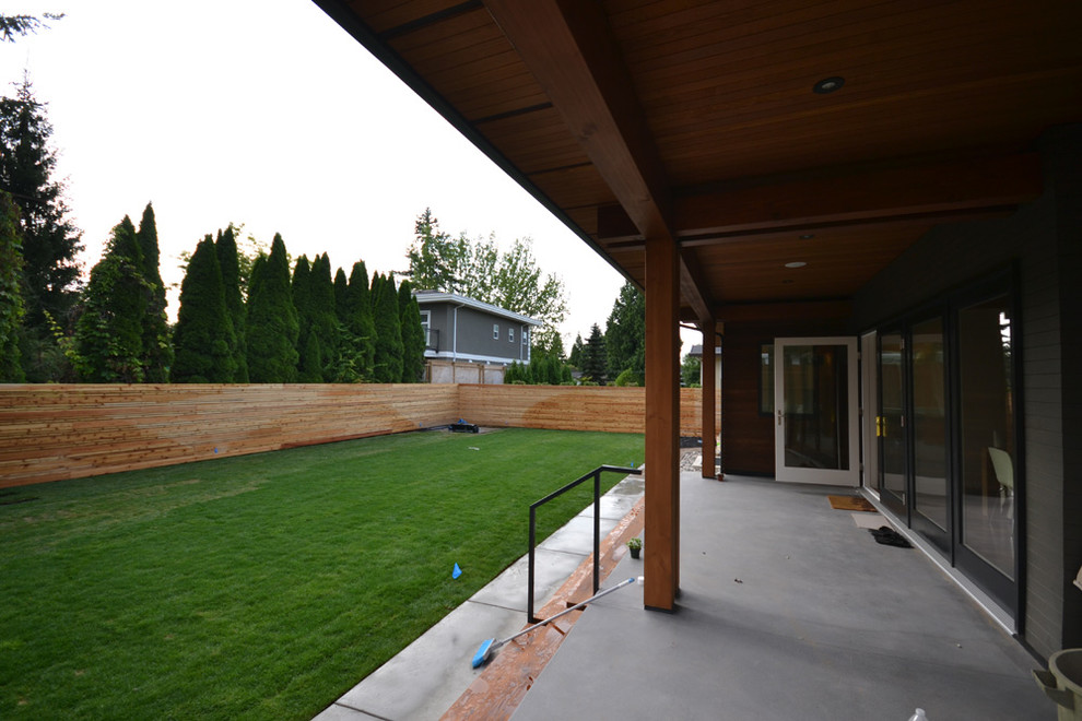 Foto di un grande patio o portico design dietro casa con un tetto a sbalzo