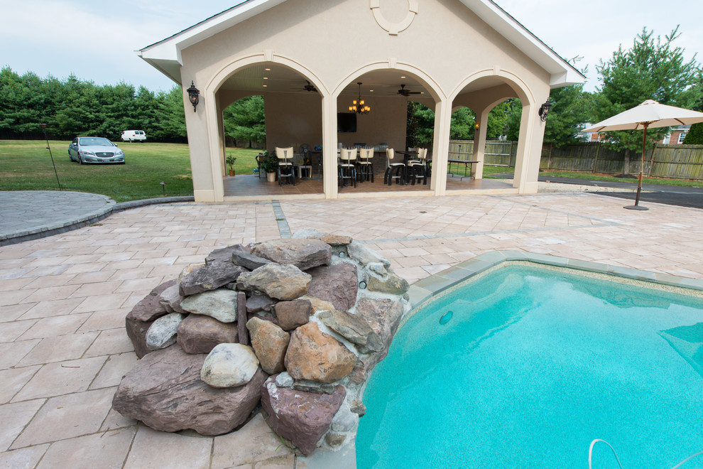Exemple d'une très grande terrasse arrière avec un point d'eau, des pavés en béton et un gazebo ou pavillon.