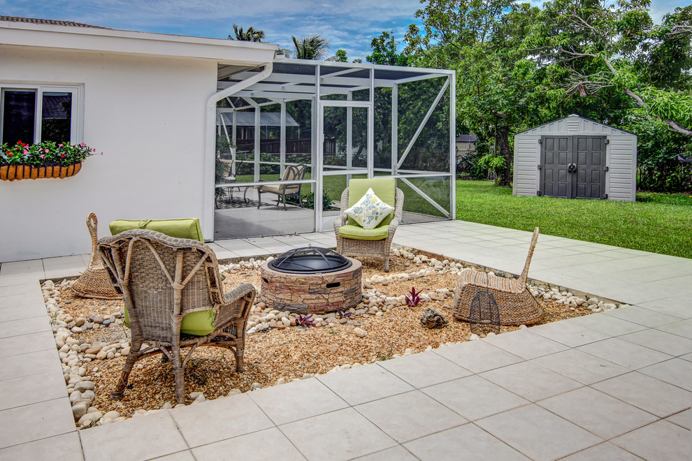 Стильный дизайн: двор на заднем дворе в морском стиле с местом для костра и покрытием из каменной брусчатки без защиты от солнца - последний тренд