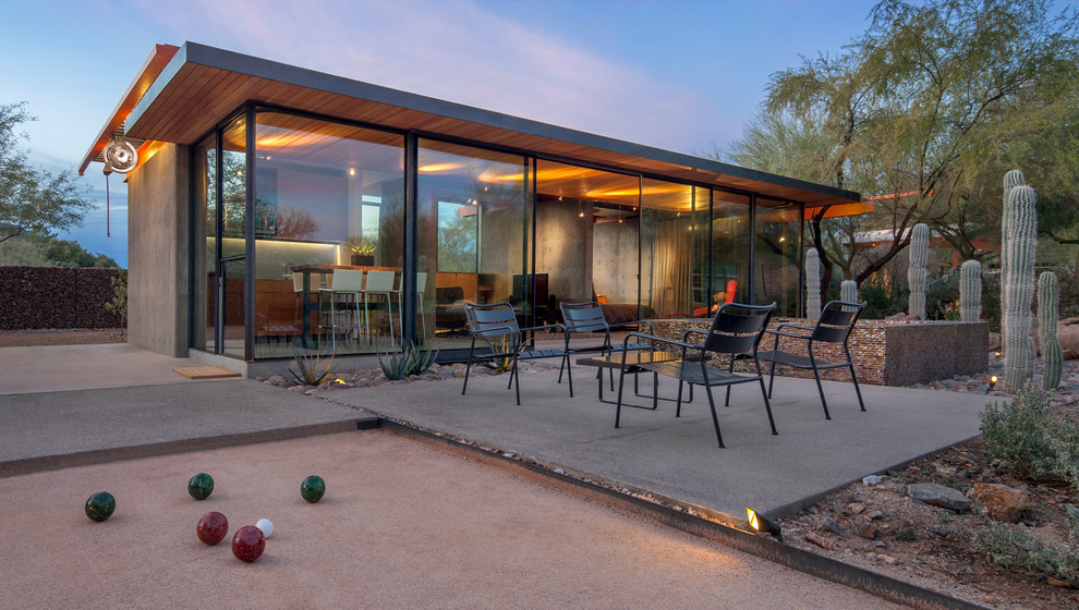 Unbedeckter Moderner Patio hinter dem Haus in Phoenix
