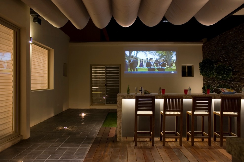 Idée de décoration pour une terrasse en bois arrière design de taille moyenne avec une cuisine d'été et un auvent.