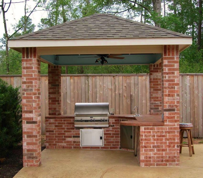 Diseño de patio tradicional pequeño en patio trasero con cocina exterior, cenador y entablado