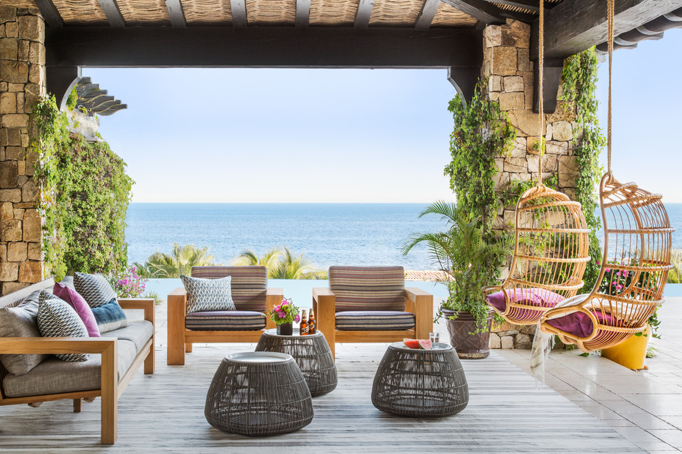 Свежая идея для дизайна: двор в средиземноморском стиле с навесом - отличное фото интерьера