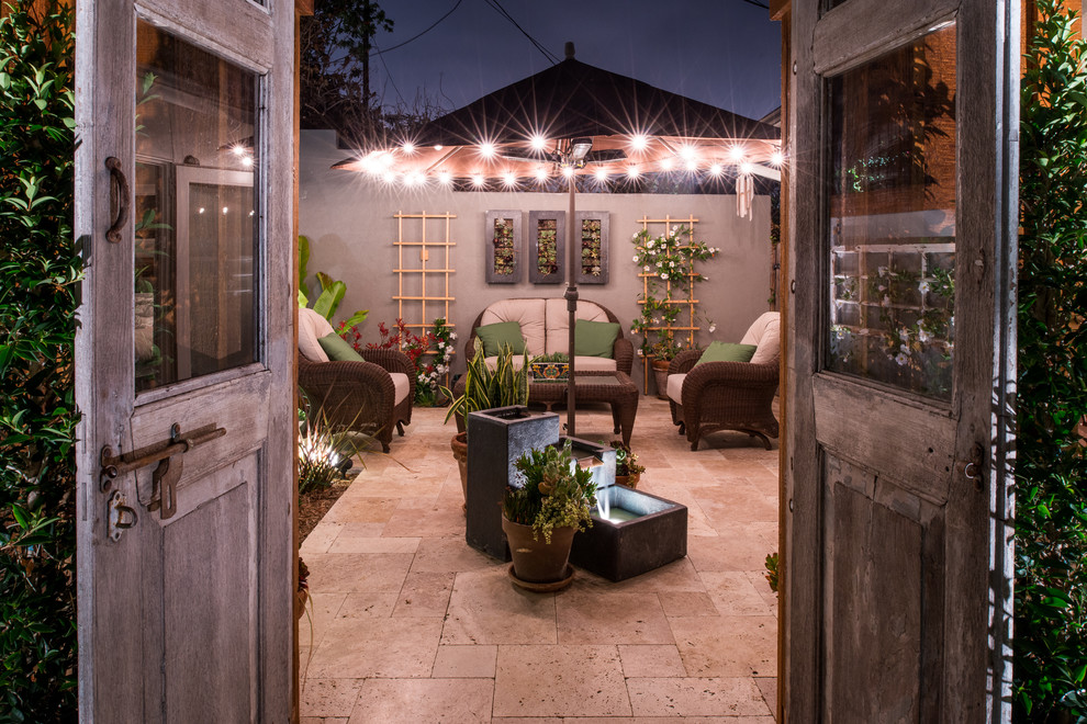 Foto di un patio o portico contemporaneo di medie dimensioni e dietro casa con piastrelle