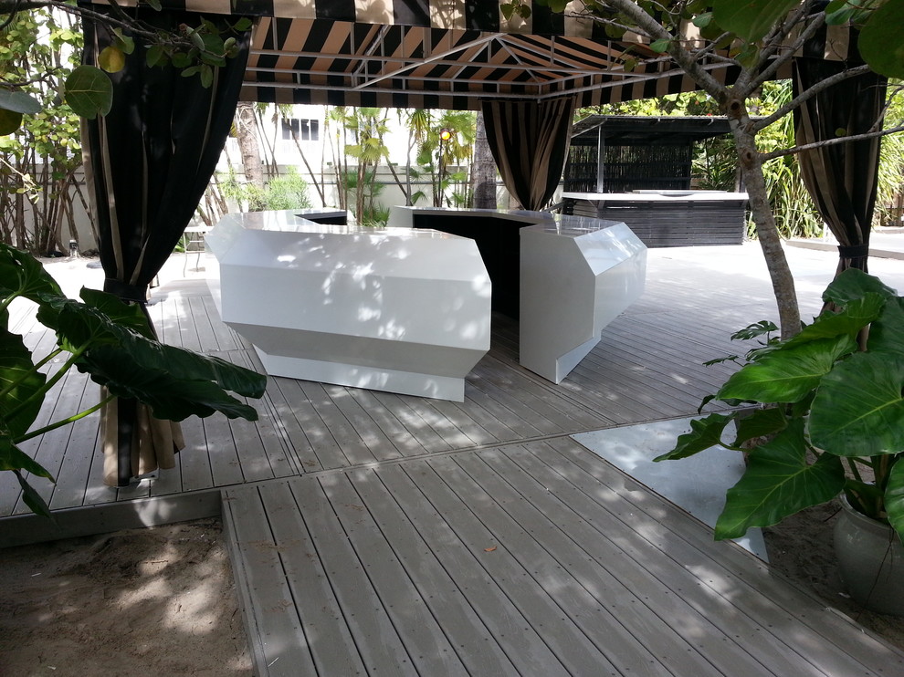Foto de patio moderno extra grande en patio trasero con cocina exterior, entablado y toldo