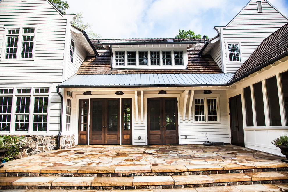 Diseño de patio de estilo de casa de campo de tamaño medio sin cubierta en patio trasero con adoquines de piedra natural