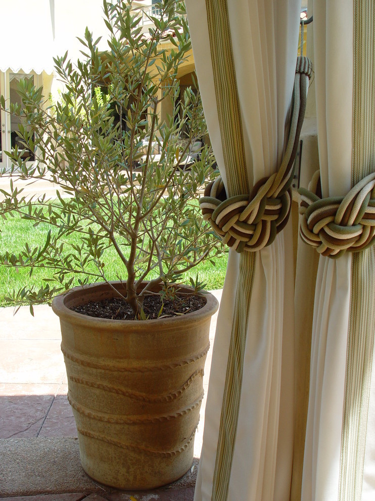 Immagine di un grande patio o portico mediterraneo dietro casa con un gazebo o capanno