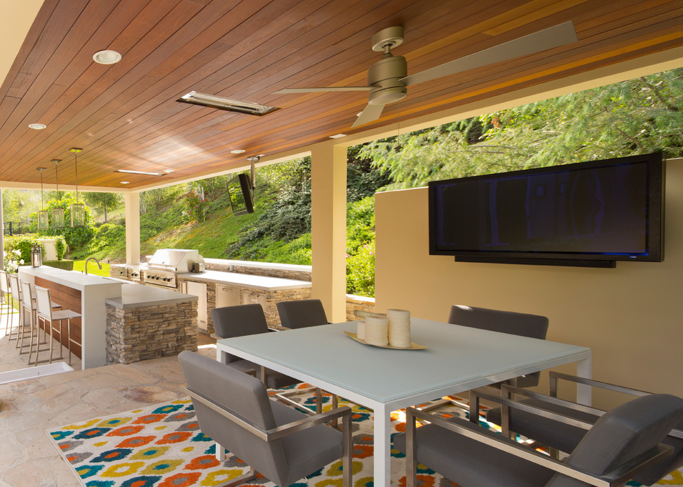 Inspiration pour une terrasse arrière avec une cuisine d'été et une extension de toiture.
