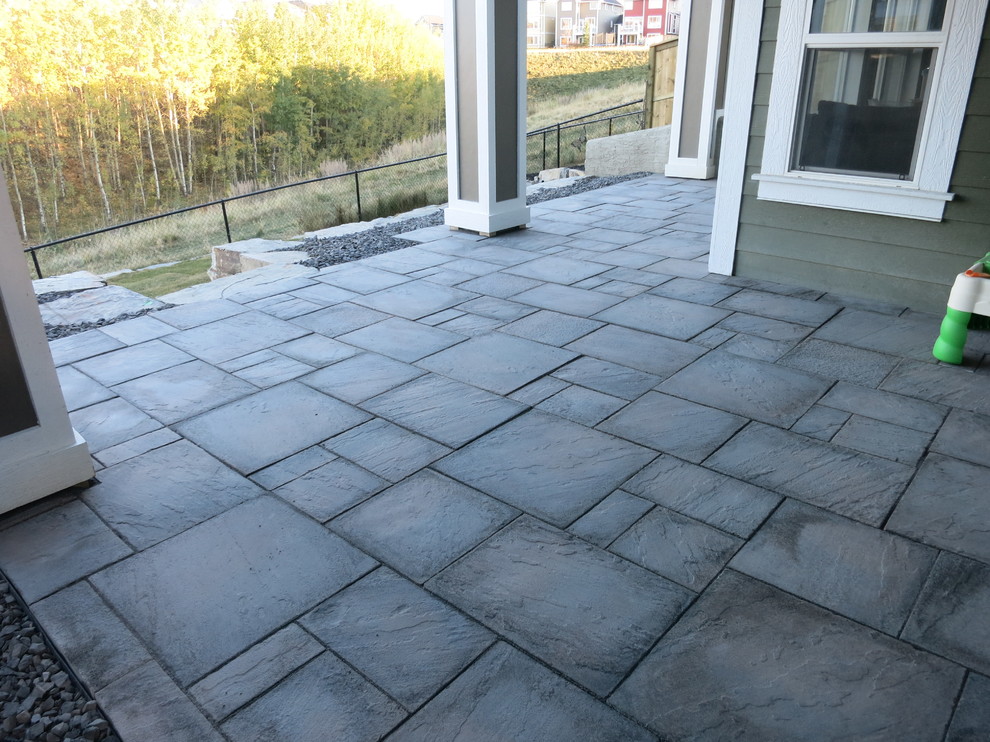 This is an example of a traditional back patio in Calgary with natural stone paving.