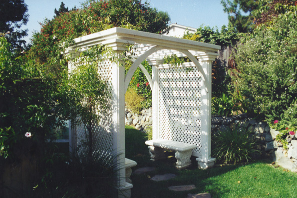 Пример оригинального дизайна: пергола во дворе частного дома среднего размера на заднем дворе в классическом стиле с фонтаном и покрытием из каменной брусчатки