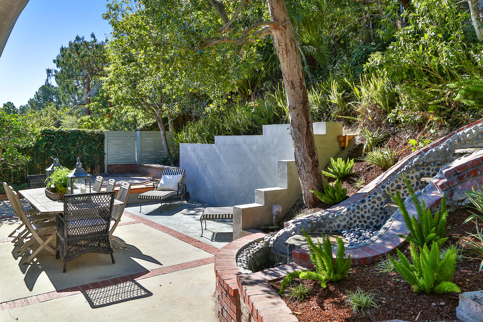 На фото: двор среднего размера на заднем дворе в морском стиле с покрытием из бетонных плит без защиты от солнца