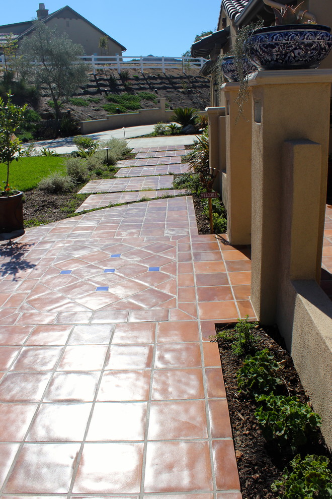 Свежая идея для дизайна: двор в средиземноморском стиле - отличное фото интерьера