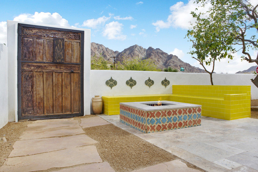 Идея дизайна: двор на заднем дворе в средиземноморском стиле с местом для костра и покрытием из каменной брусчатки без защиты от солнца