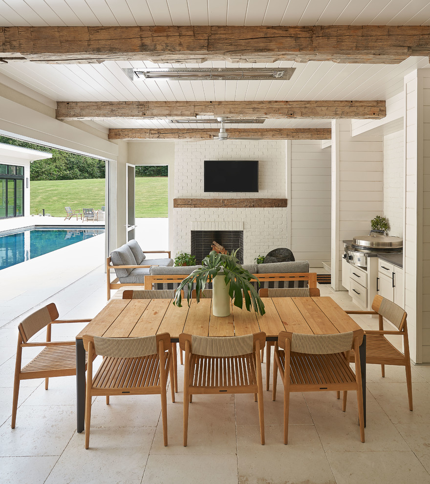 Пример оригинального дизайна: двор в стиле неоклассика (современная классика) с летней кухней, покрытием из плитки и навесом