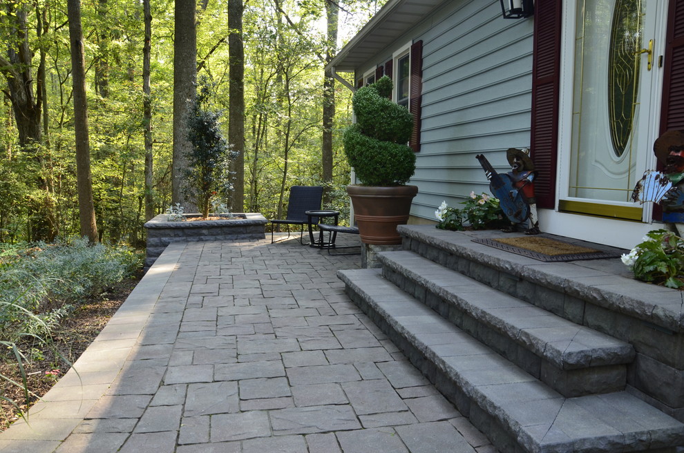 Esempio di un patio o portico classico di medie dimensioni e davanti casa con pavimentazioni in cemento