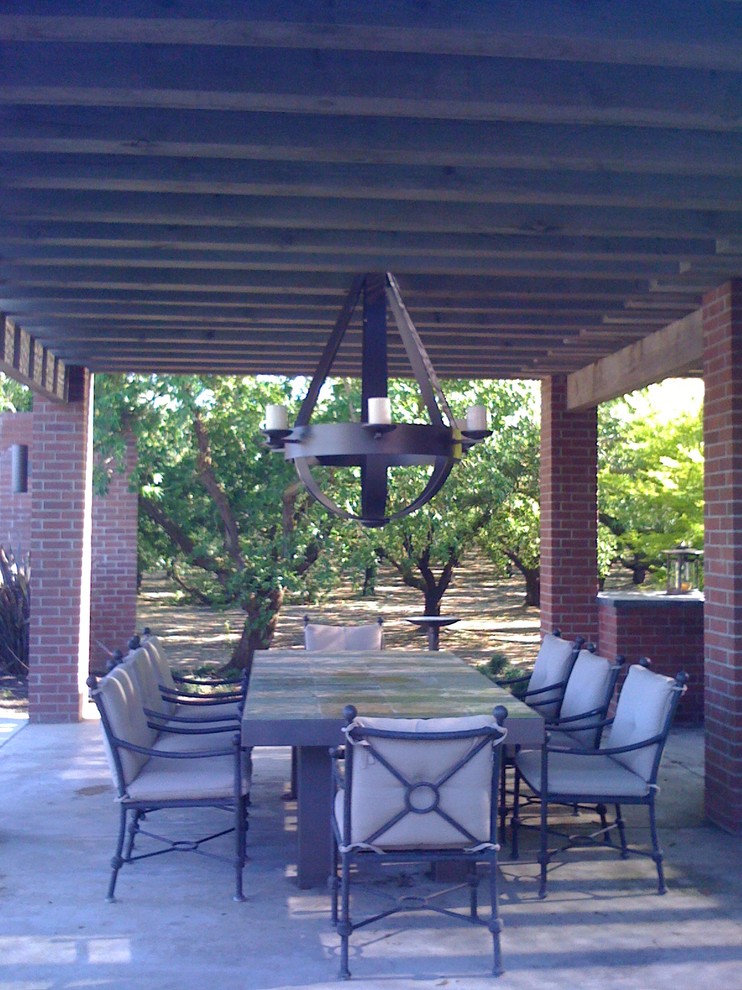 Inspiration for a contemporary patio in Sacramento.