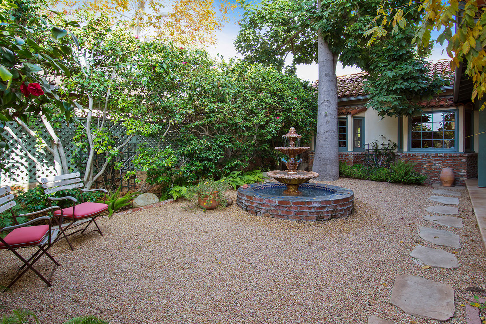Example of a classic patio design in Los Angeles