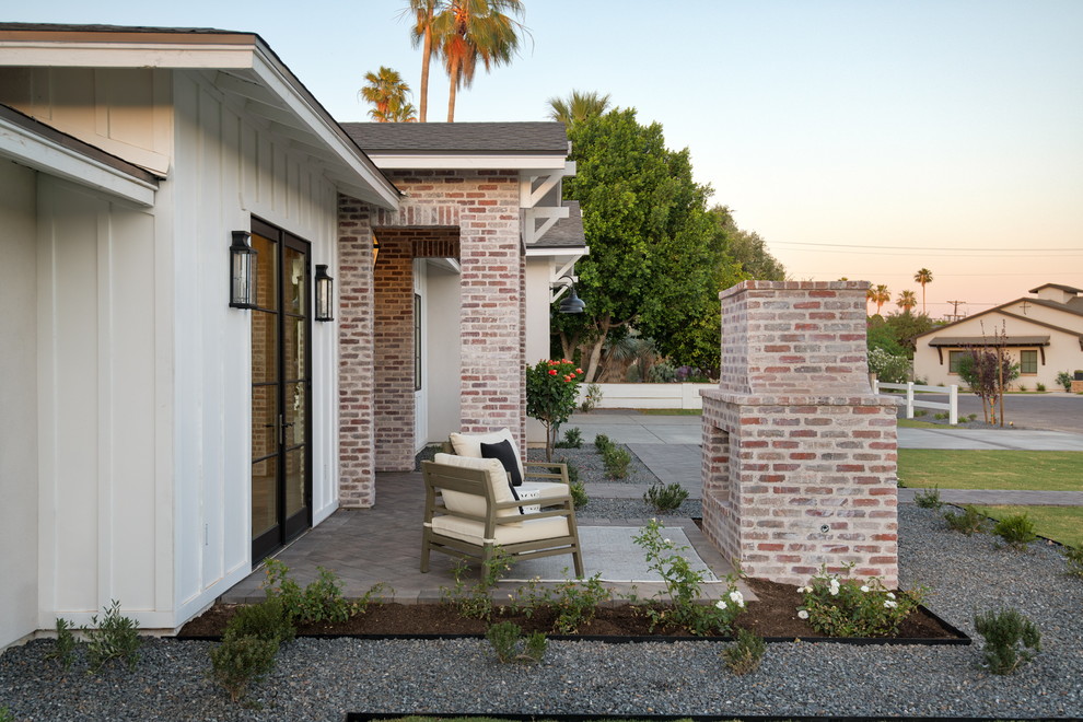 Immagine di un patio o portico di medie dimensioni e davanti casa con un caminetto, pavimentazioni in cemento e nessuna copertura