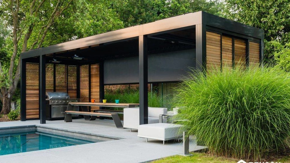 Foto di un patio o portico minimalista dietro casa con lastre di cemento e un gazebo o capanno