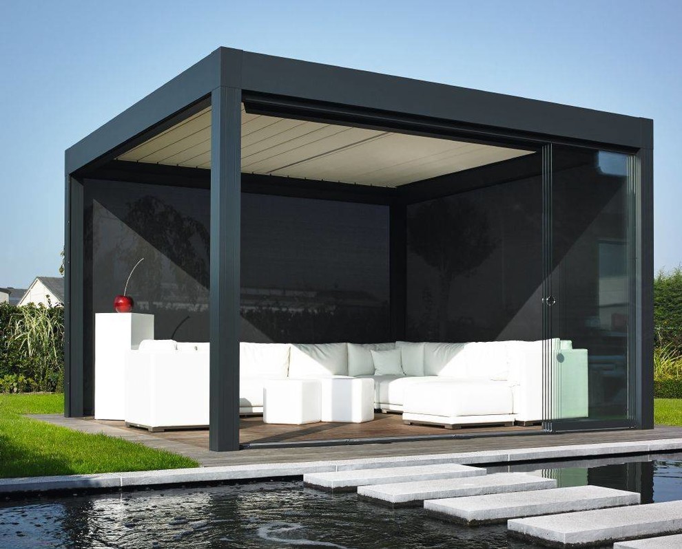 Идея дизайна: беседка во дворе частного дома на заднем дворе в стиле модернизм с покрытием из бетонных плит
