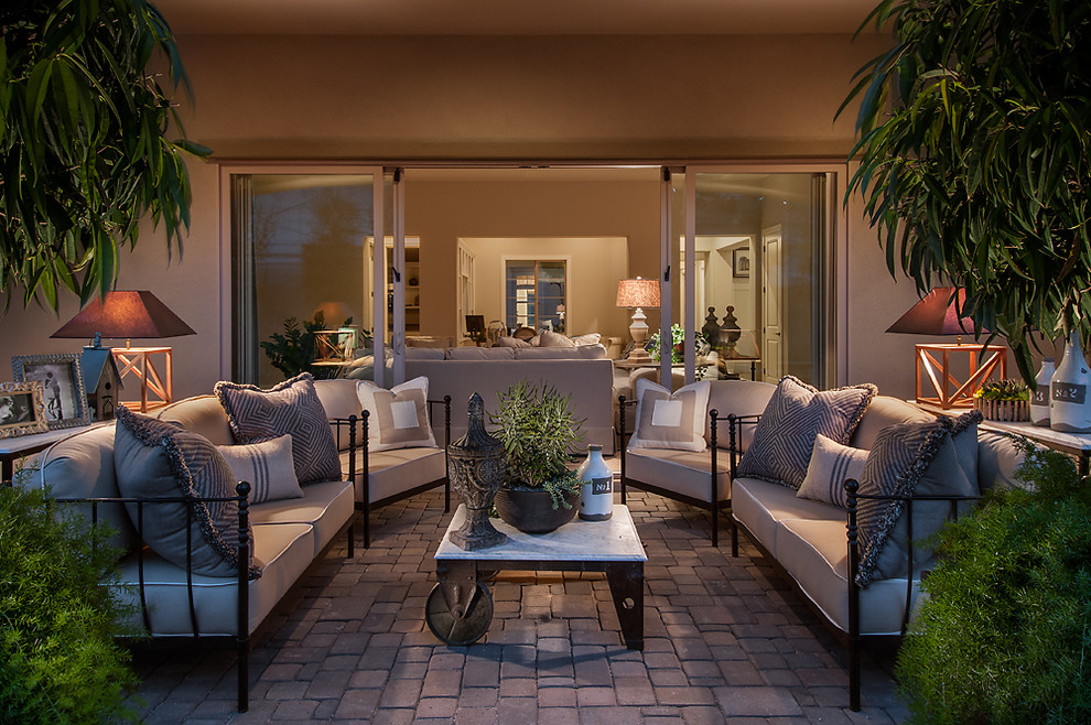 Свежая идея для дизайна: двор в средиземноморском стиле с мощением клинкерной брусчаткой - отличное фото интерьера