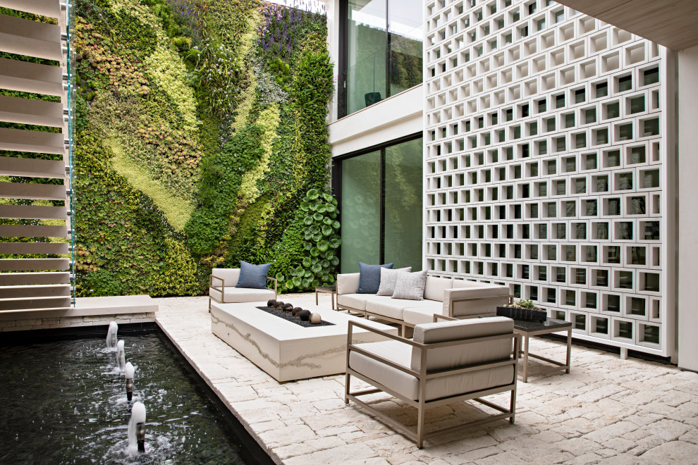 Unbedeckter Moderner Patio im Innenhof mit Natursteinplatten in Orange County