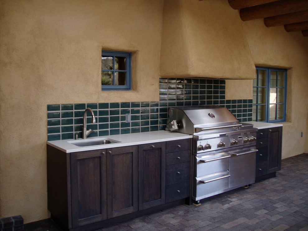На фото: двор среднего размера на заднем дворе в стиле фьюжн с летней кухней, покрытием из каменной брусчатки и навесом