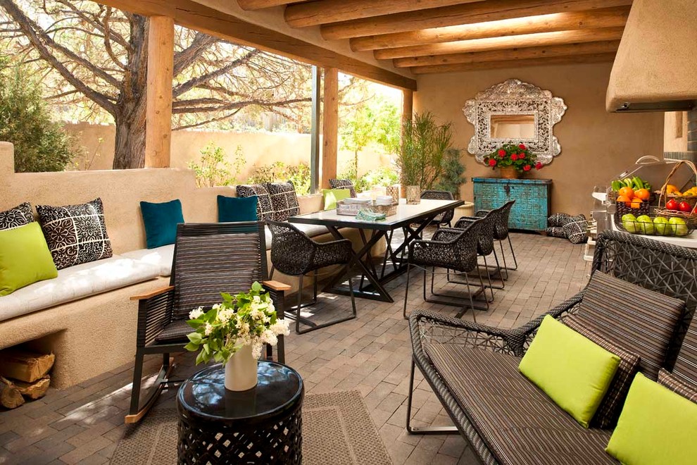 Diseño de patio de estilo americano en anexo de casas con adoquines de hormigón