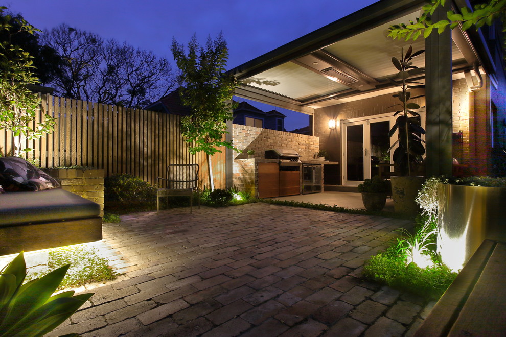 Diseño de patio actual pequeño en patio trasero con cocina exterior, losas de hormigón y pérgola