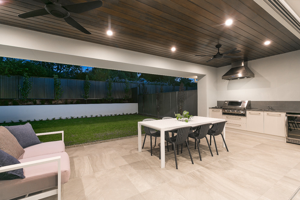Свежая идея для дизайна: огромный двор на заднем дворе в стиле модернизм с летней кухней, покрытием из плитки и навесом - отличное фото интерьера
