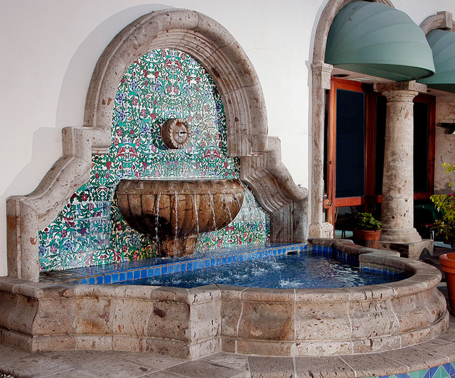 Cantera Stone Wall Fountain with Hand Painted Tile Méditerranéen