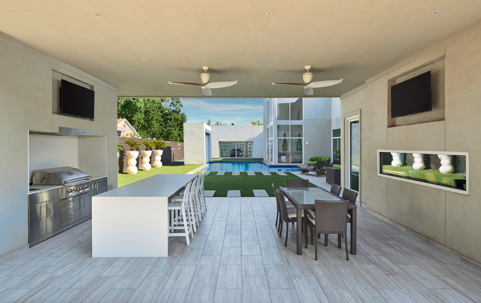 Идея дизайна: большой двор на заднем дворе в современном стиле с летней кухней, покрытием из плитки и навесом