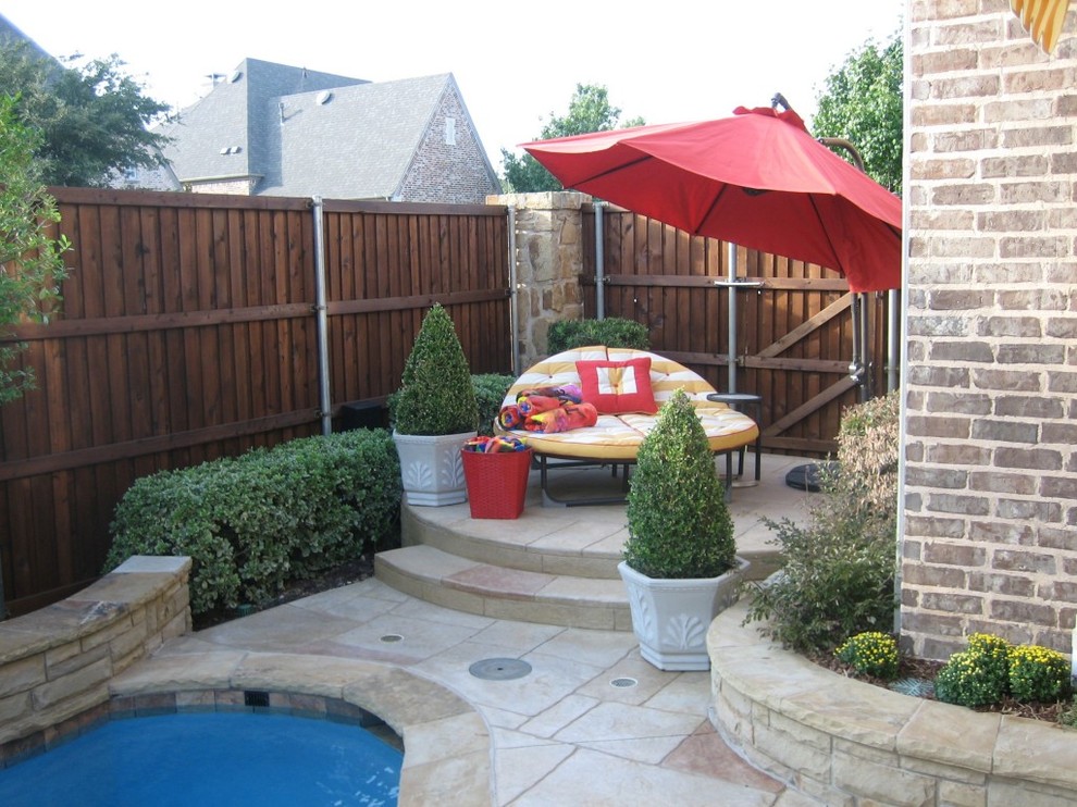 This is an example of a contemporary patio in Dallas.
