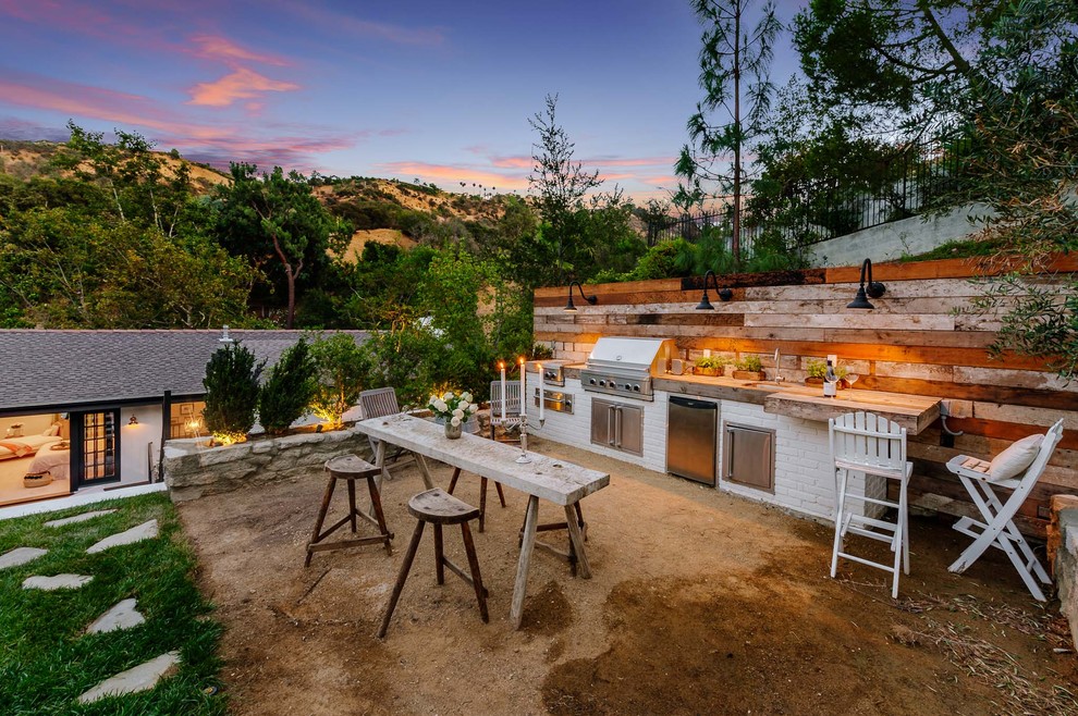 Großer, Überdachter Mediterraner Patio hinter dem Haus mit Outdoor-Küche in Los Angeles